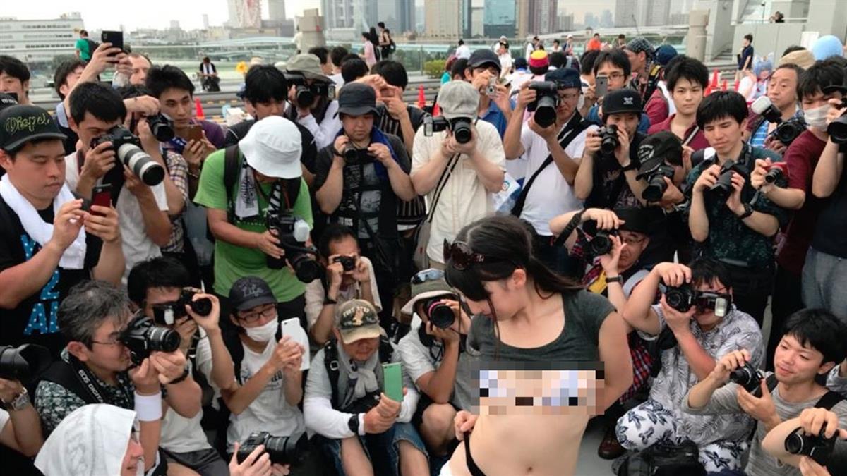 搶拍露乳妹驚見「四角相機」 網爆笑跪求：鹹濕視角