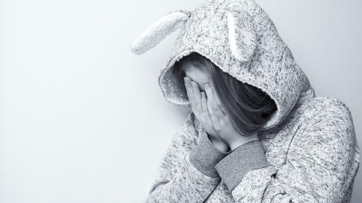 女兒遲到罰站!警父暴怒…竟押老師去關7小時