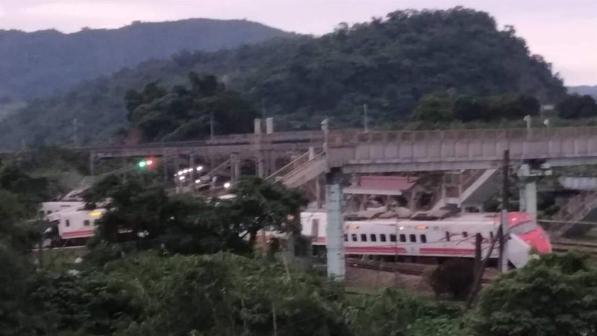 普悠瑪列車事故 8節全出軌多車廂變形嚴重