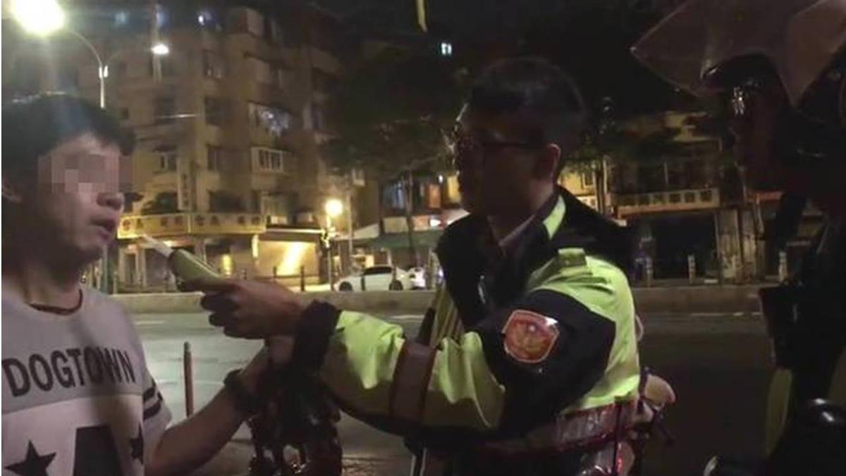 怕酒駕出事…衰男牽車遭攔檢 拒酒測慘吞罰單!