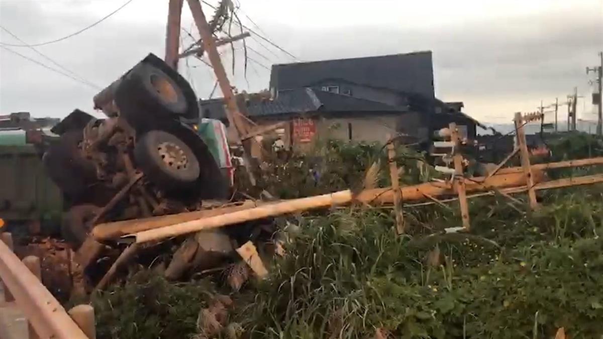 化學槽車撞電桿翻覆醋酸外洩 司機困車內亡