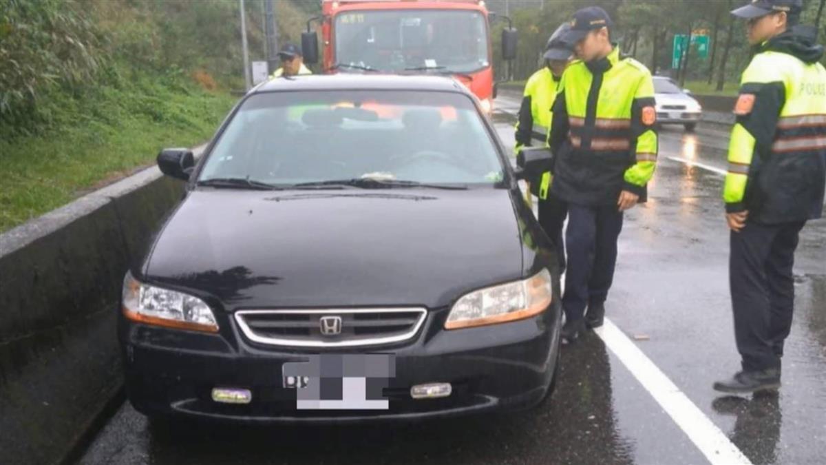 瑞芳警翻護欄…制服留車內人間蒸發！12小時後樹叢尋獲