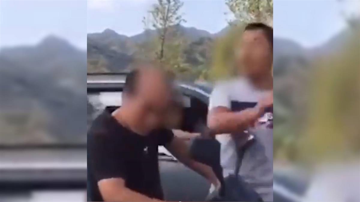 不爽國中被踹頭!男20年後攔截老師 當街狂賞巴掌報復