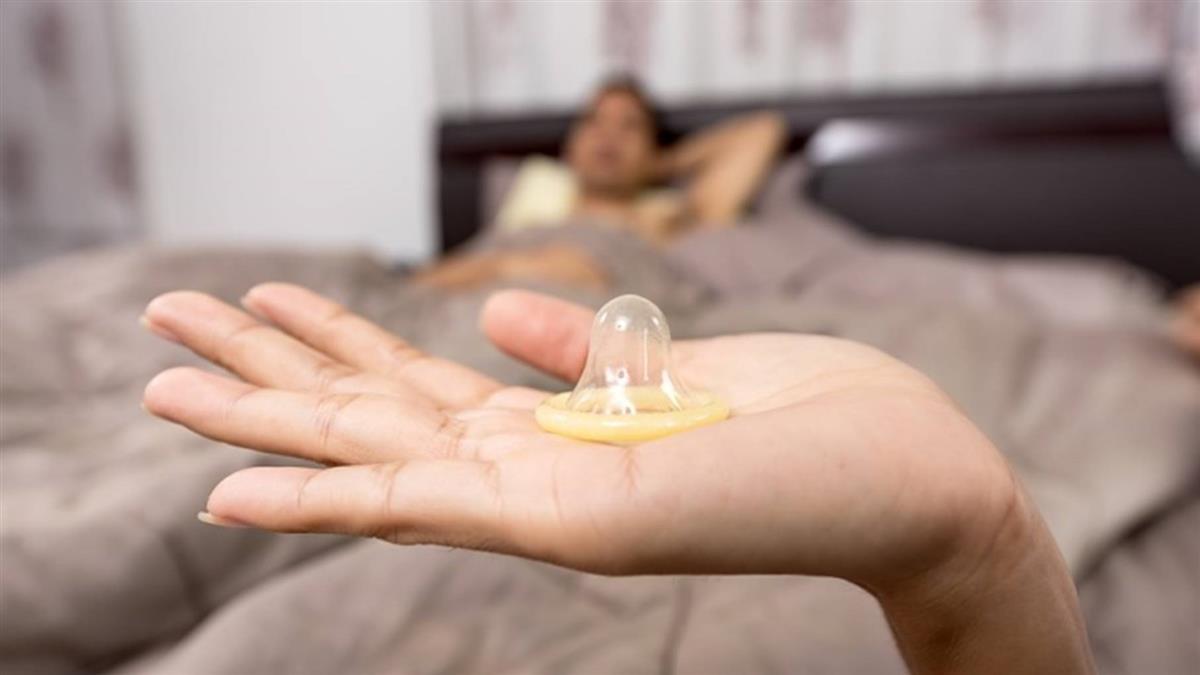 和女友嘿咻到一半 拔下保險套狂射!蟒男慘了