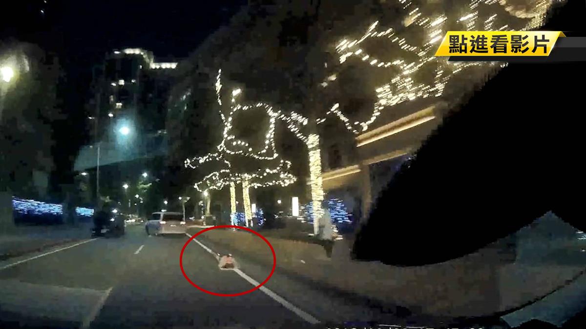 嚇死人!路人夜趴馬路險被輾 網傻眼:差點強迫中獎