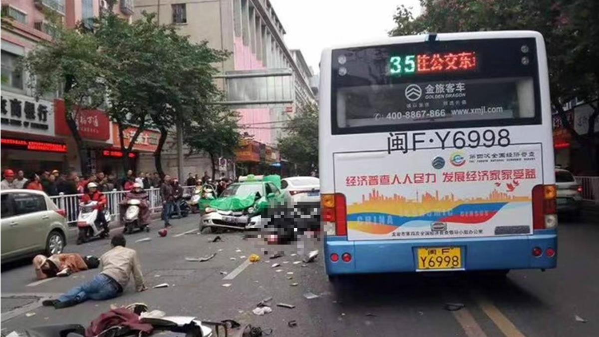 福建公車遭劫持街上衝撞 8死22傷