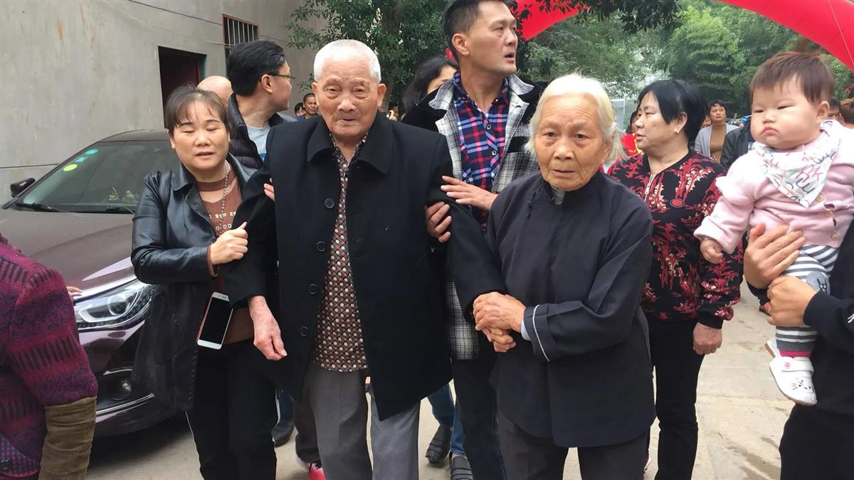 【兩岸尋親】江西親人熱烈歡迎 99歲老兵陳竹生爺爺回家