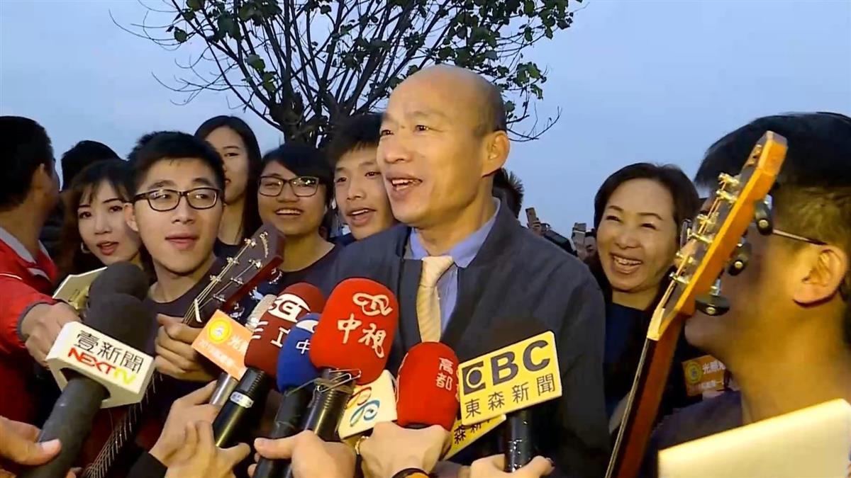 韓國瑜日出之樹掛祈福卡 獻唱英文歌迎曙光