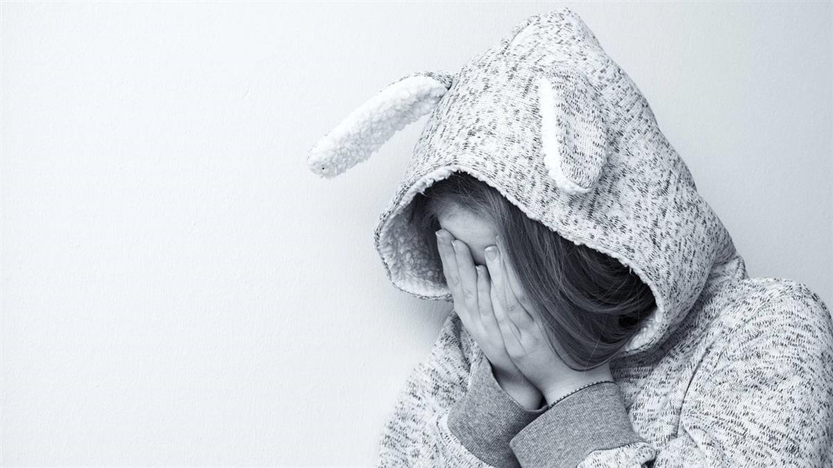 危險!女童下車外套被夾住 慘遭拖行全身傷