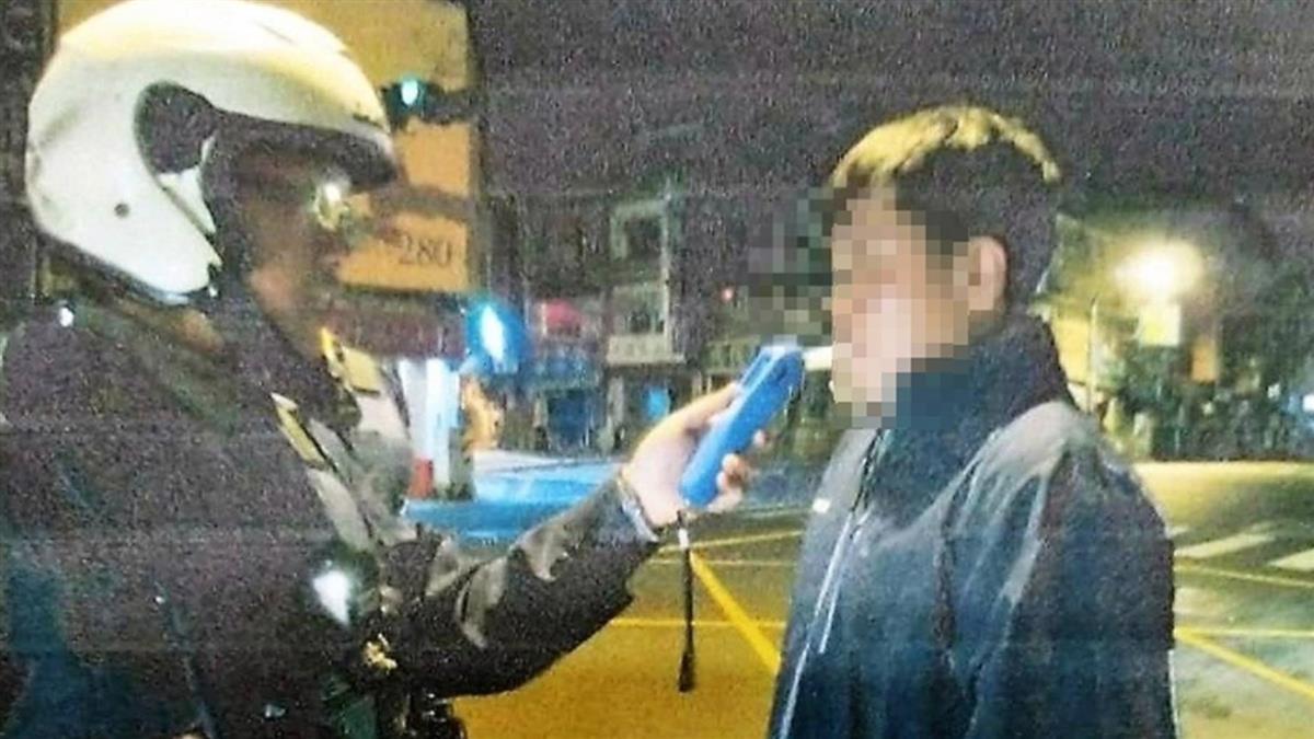 酒駕男被逮狂道歉!警開完罰單…代發名片幫找生意