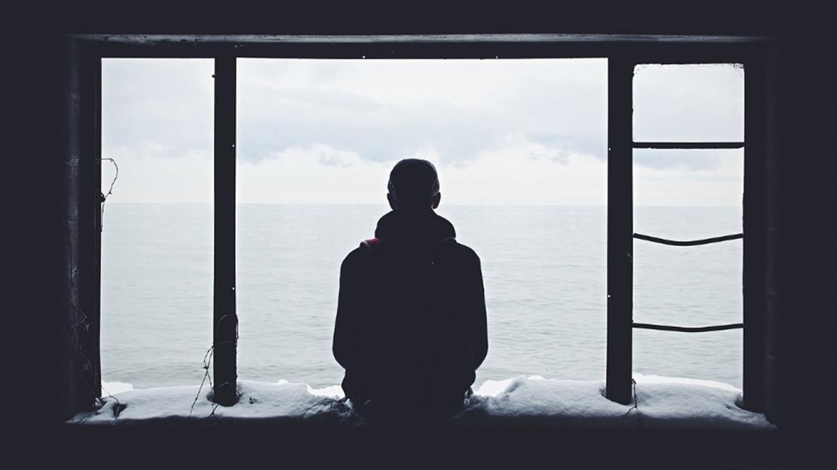 跳樓男屍塊飛濺 她沾滿身血!消防員一碰…秒尖叫昏死