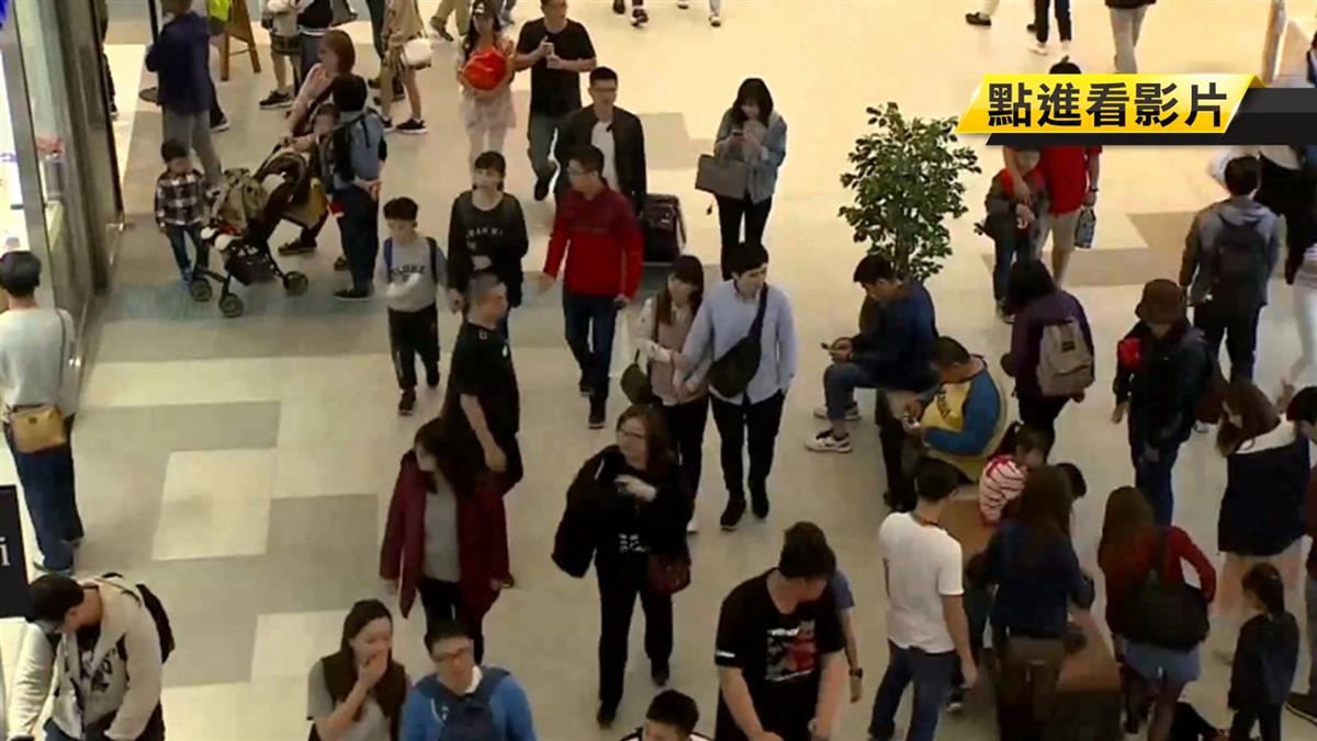 中部連假擠爆！Outlet超夯壽司店 排隊等到天黑