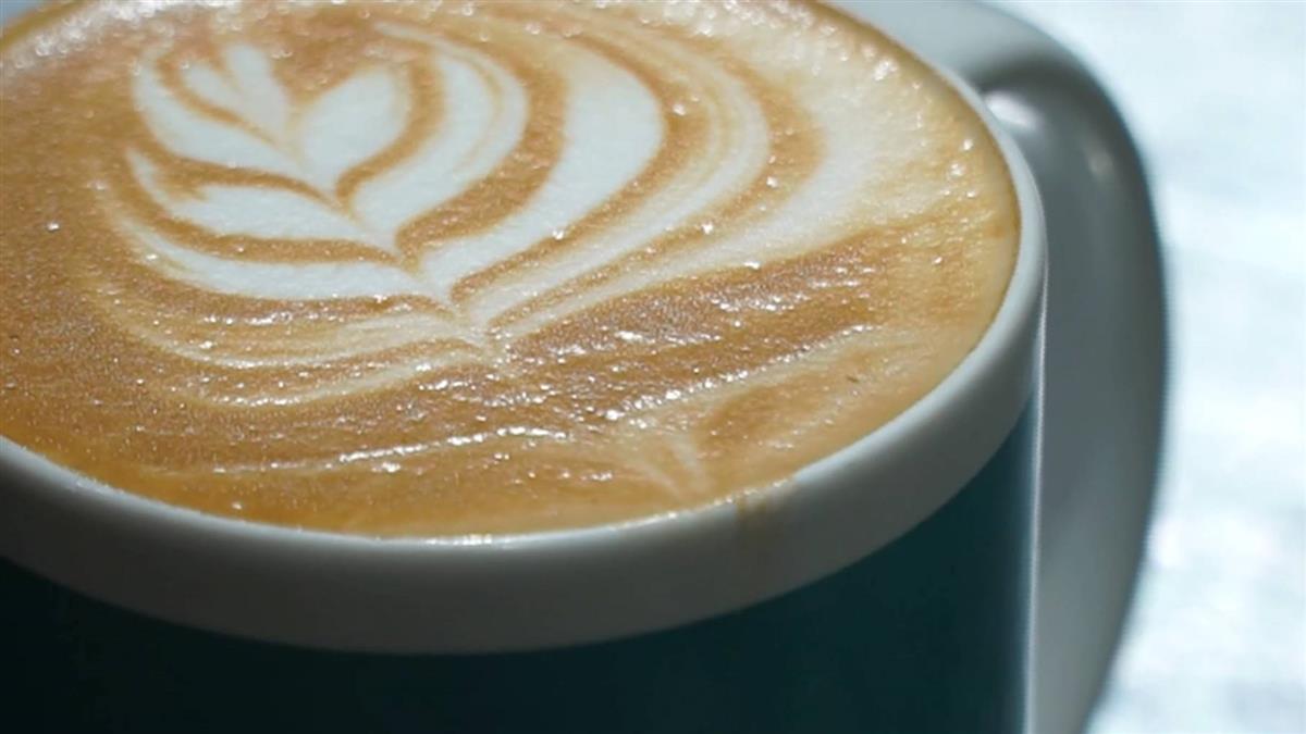 OL猛灌咖啡 骨齡高達60歲！一咳嗽…3肋骨骨折