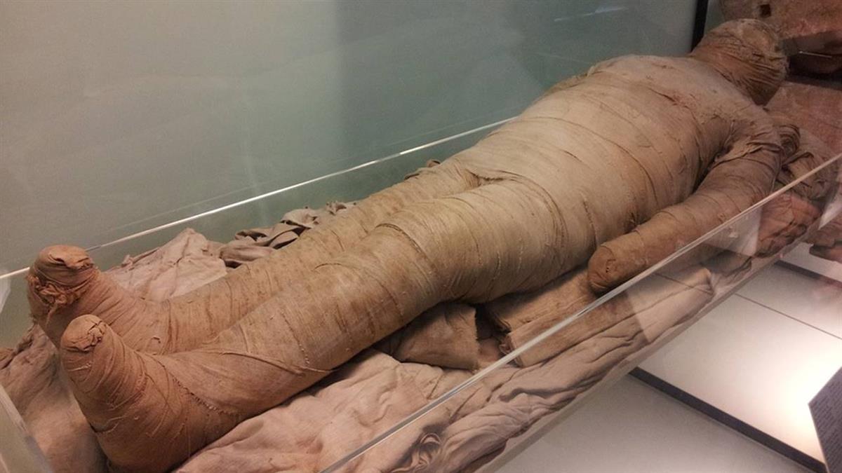 3兄妹整理媽媽遺物…驚見木乃伊男嬰！竟是他們親哥