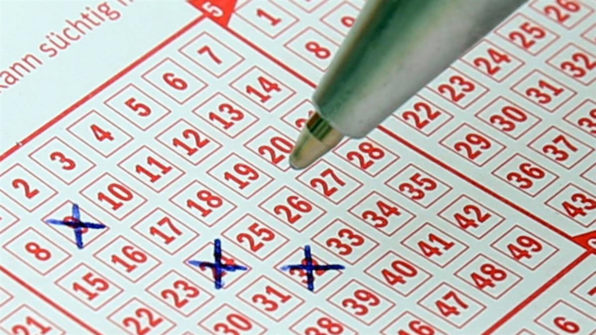 幫孫做報告!婦翻書掉彩券…喜成千萬富翁