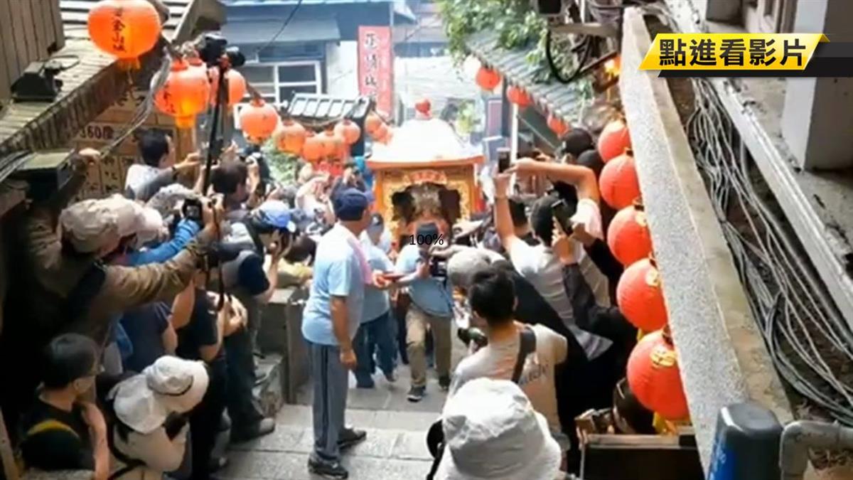 媽祖山城遶境！爬豎崎路樓梯 攝影迷搶拍