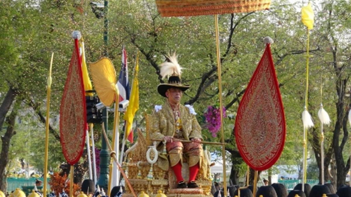 泰王遊行曼谷老城區 接受上萬民眾祝賀