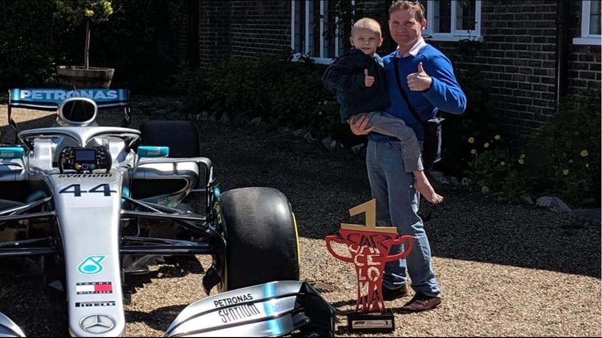 F1冠軍車手超暖!空運賽車為5歲抗癌男童打氣