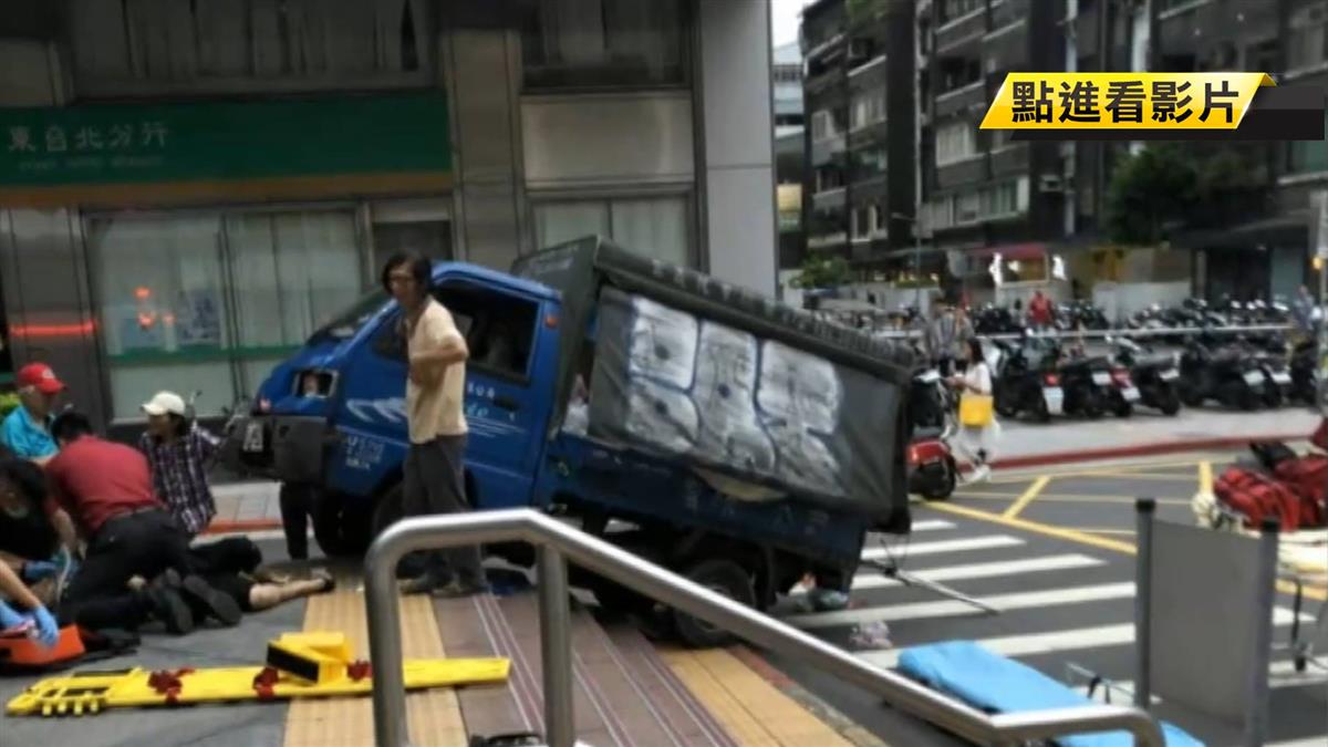 貨車衝上捷運站出口 夫妻遭撞1死1傷