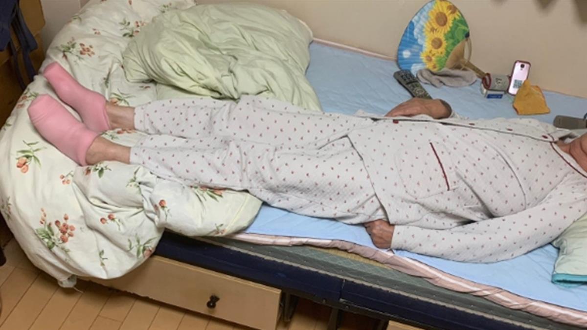 奶奶腳冷穿保暖襪！他一看崩潰 畫面曝光