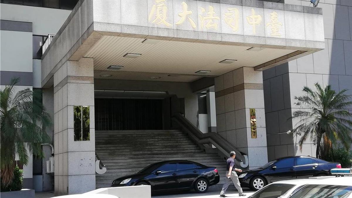 運將伸鹹豬手!瞎辯女管理員「露2顆」色誘