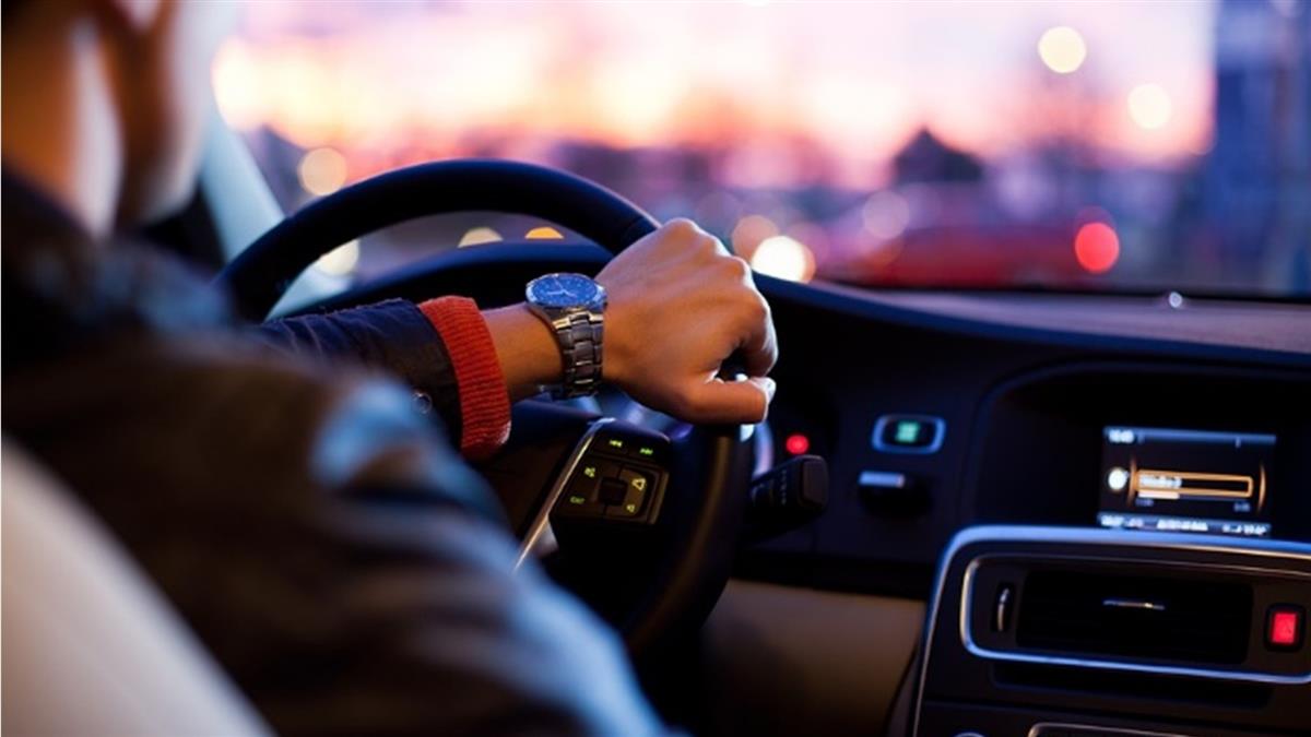 朋友借完車…油都大底!他傻眼求解 網全怒了