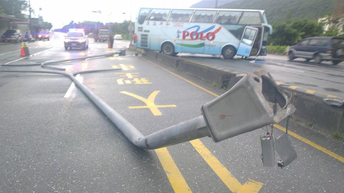 花蓮台九線遊覽車自撞！7新加坡團客輕傷
