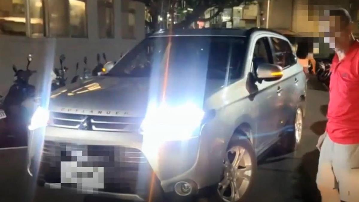 快要撞到了!男駕駛控轎車未禮讓爆口角