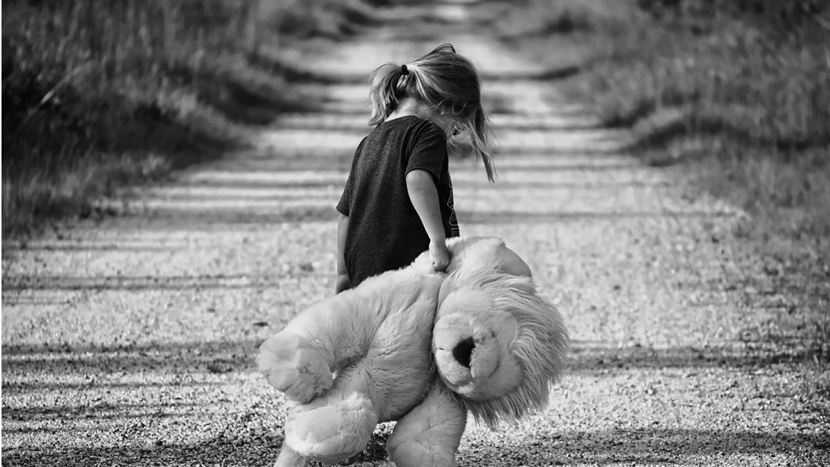 10歲女兒不想寫作業!被虎母丟包車站 網戰翻