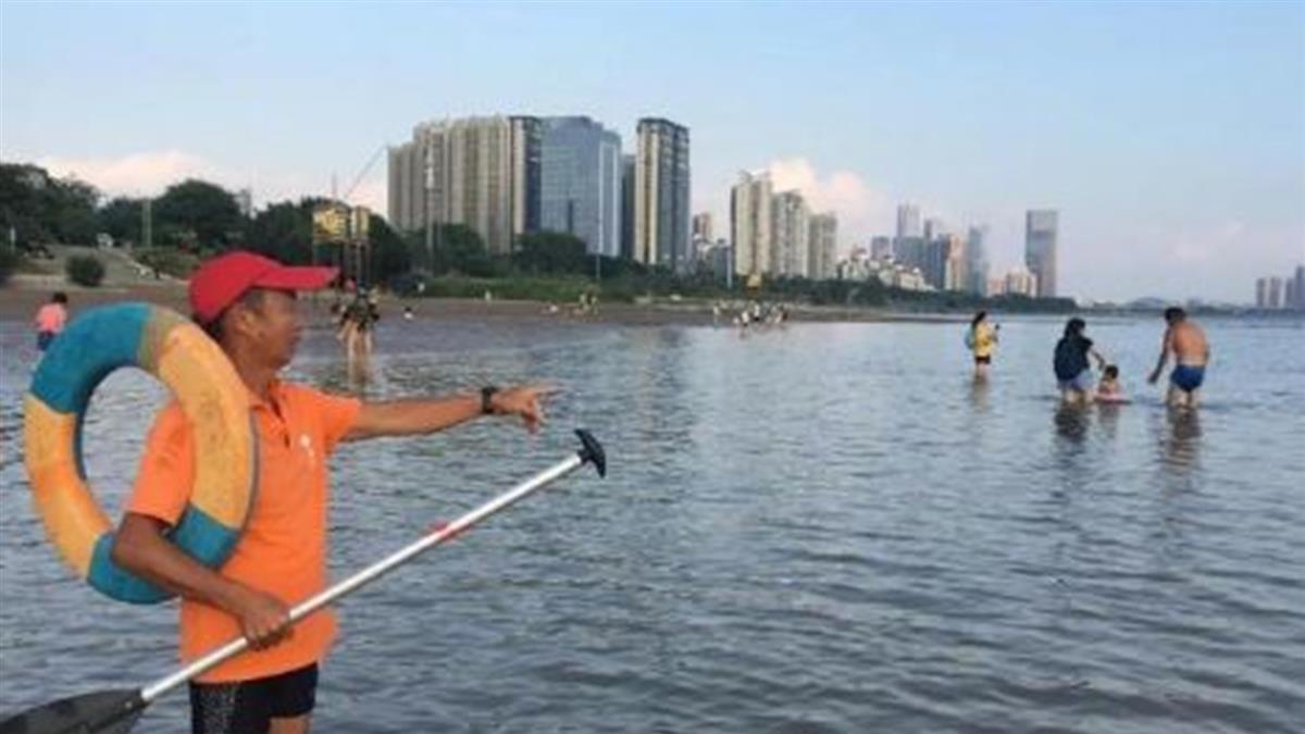女兒頭朝下趴水面！爸以為練閉氣…出大事了