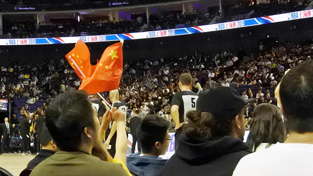 NBA上海賽開打！球迷揮五星旗展愛國心