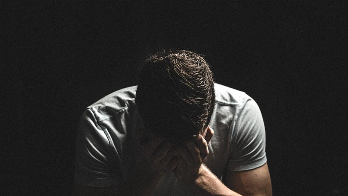 害羞男想搭訕學妹!半路傻笑碰手臂…恐被關10年