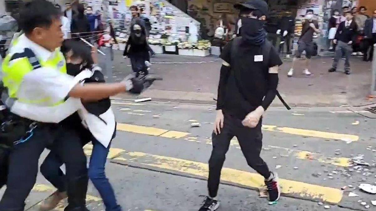 香港示威持續升級:警察實彈射傷示威者 另有市民被縱火燒傷