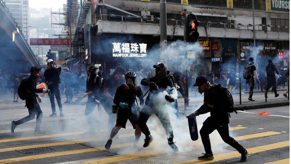 香港示威:「我去買午餐的路上碰上發射催淚彈」