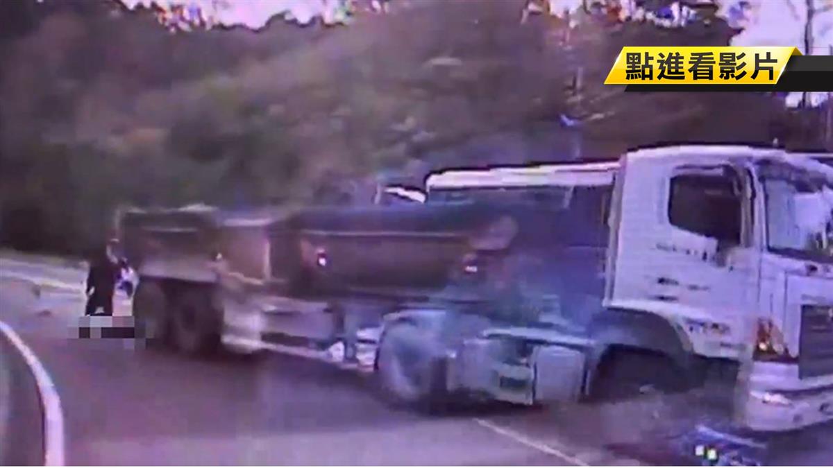 疑過彎擦撞！騎士併行曳引車 遭捲車底慘死