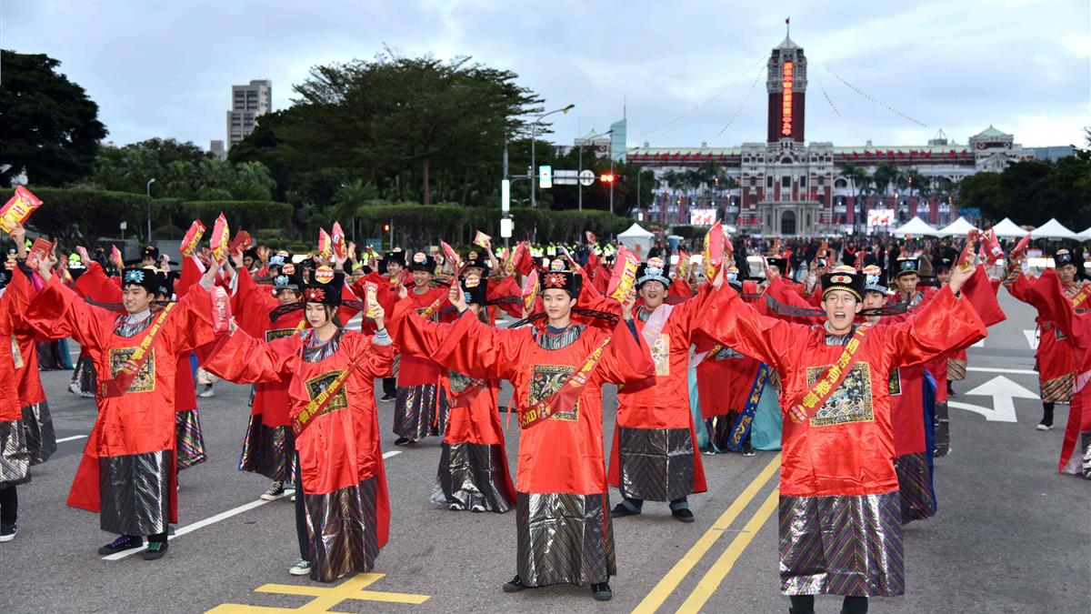 史上第一次!百位財神快閃現身 樂事新年包全台上市