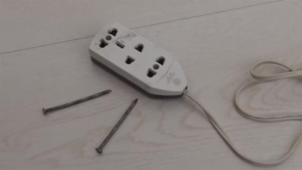 童抓鐵釘塞插座 雙手遭電截肢!母自責淚崩