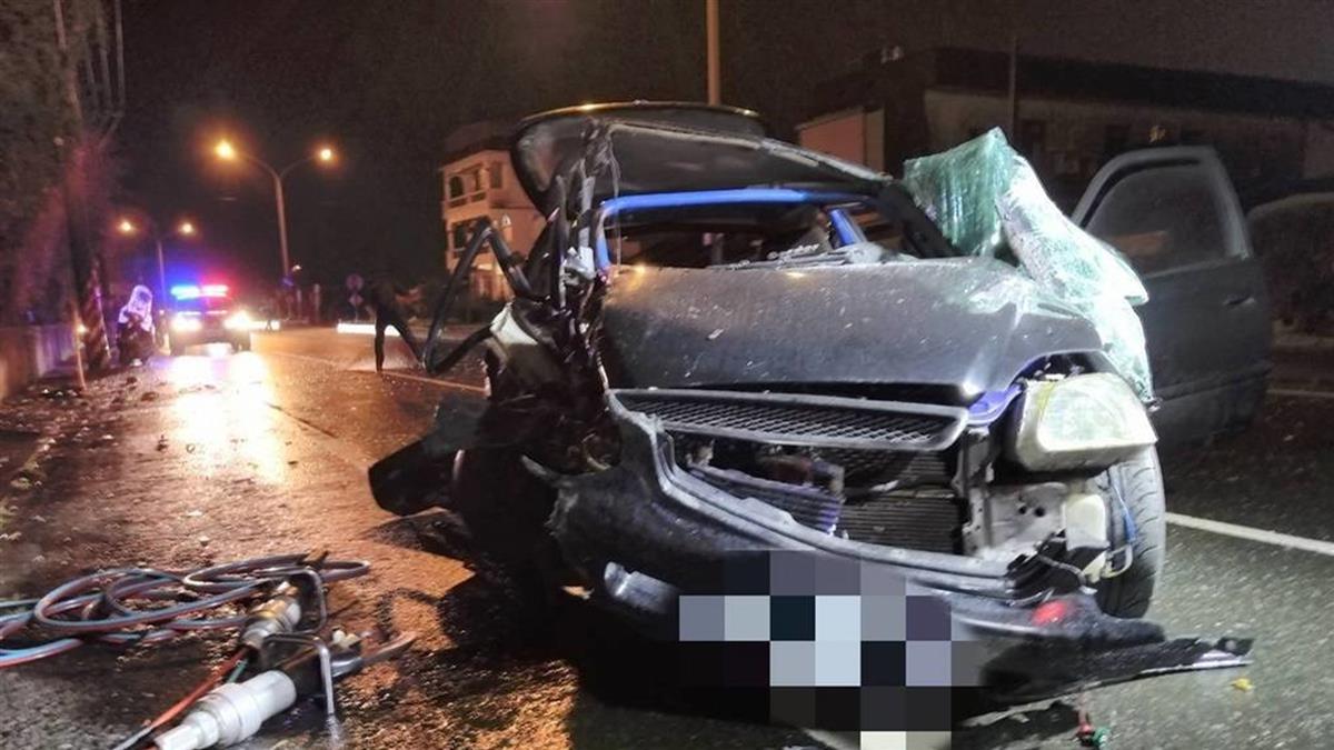 轎車高速撞電桿！車頭嚴重損毀 釀1死2傷