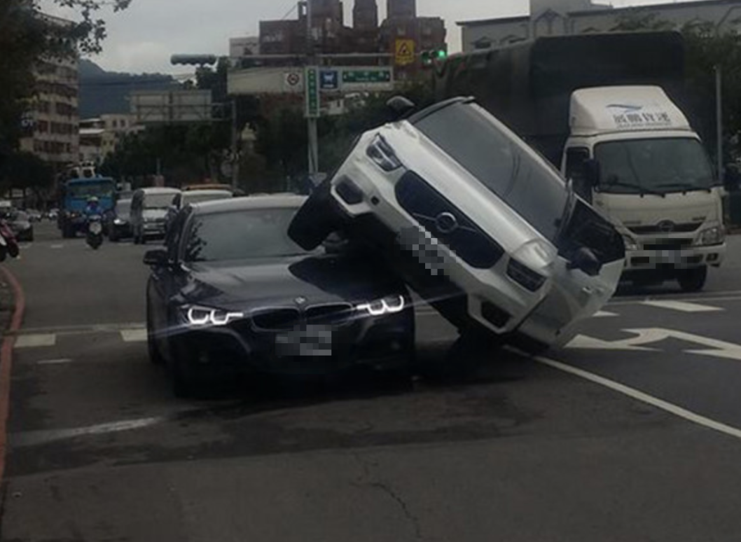 汽车在路上行驶描述已自动生成