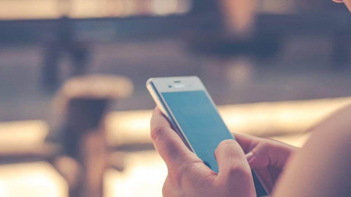 男童躺床滑手機5天險猝死！醫曝2致命原因