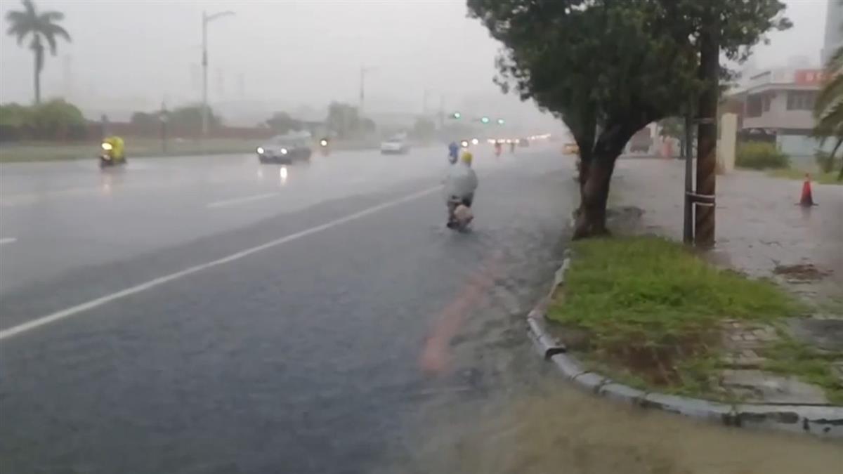 上班當心！雨量破40毫米 高市前鎮成功路又積水