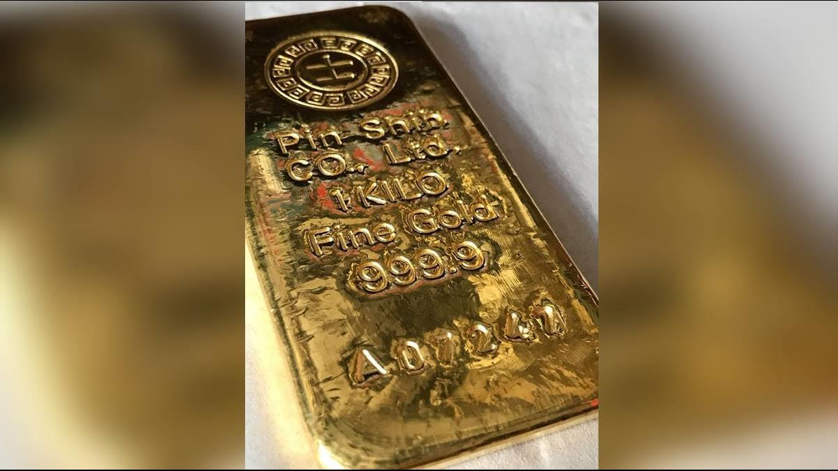 廢棄鐵櫃搬回家 竟掉出百萬金塊!老婦急尋金塊主
