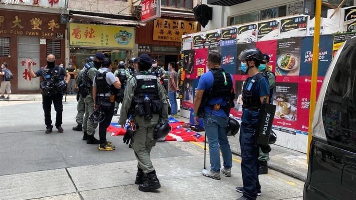 勾結境外勢力?男帶中華民國國旗 當場被抓走