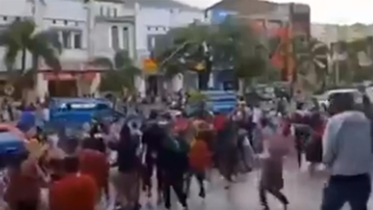 印尼6.6地震！展示櫃劇烈搖晃 賣場客人驚慌逃竄