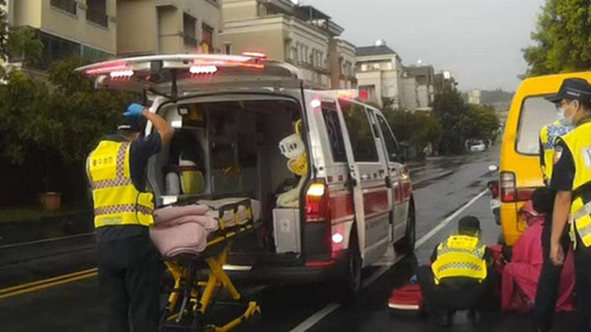 孕婦騎機車車禍滑倒卡車底 警民合力抬車助脫困