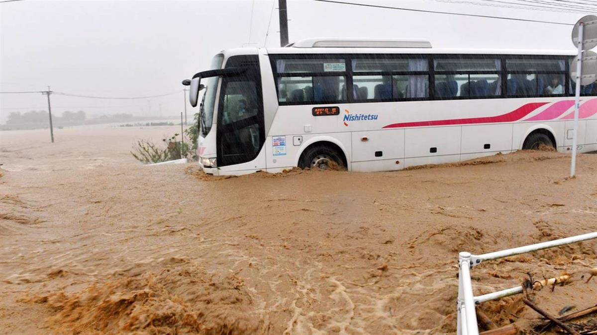 大水沖進熊本安養院 員工緊抓2老人沒力鬆手：對不起