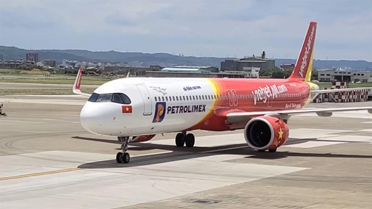 回家了!越捷航空撤僑機12:25起飛 接回240名越人
