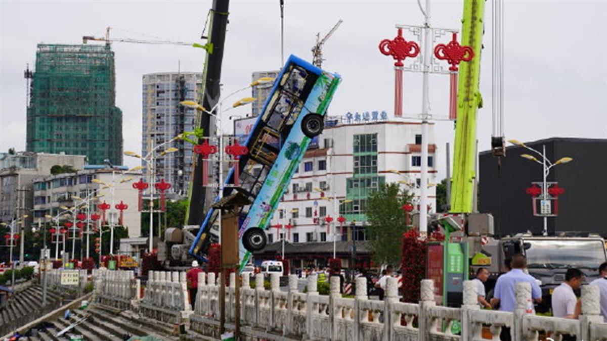 超多疑點！公車衝入水庫釀21亡 生還者曝最後情況