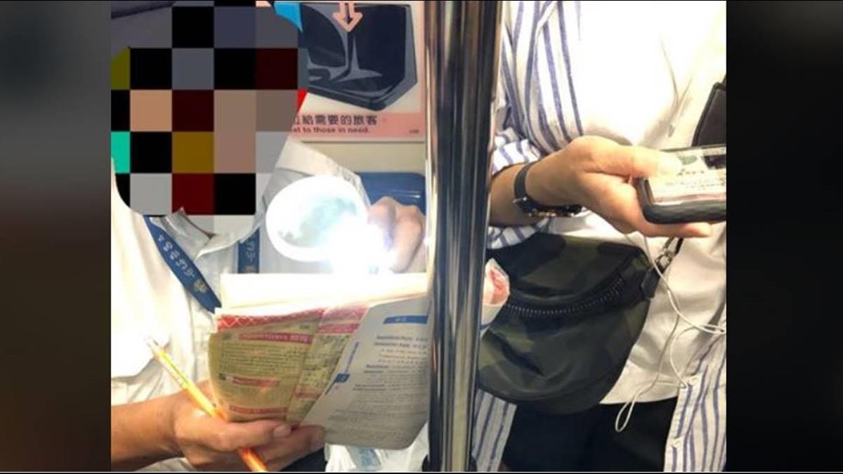 坐捷運滑手機 阿伯要求轉邊「電磁波不要對我頭」 她無奈：大家都在滑...