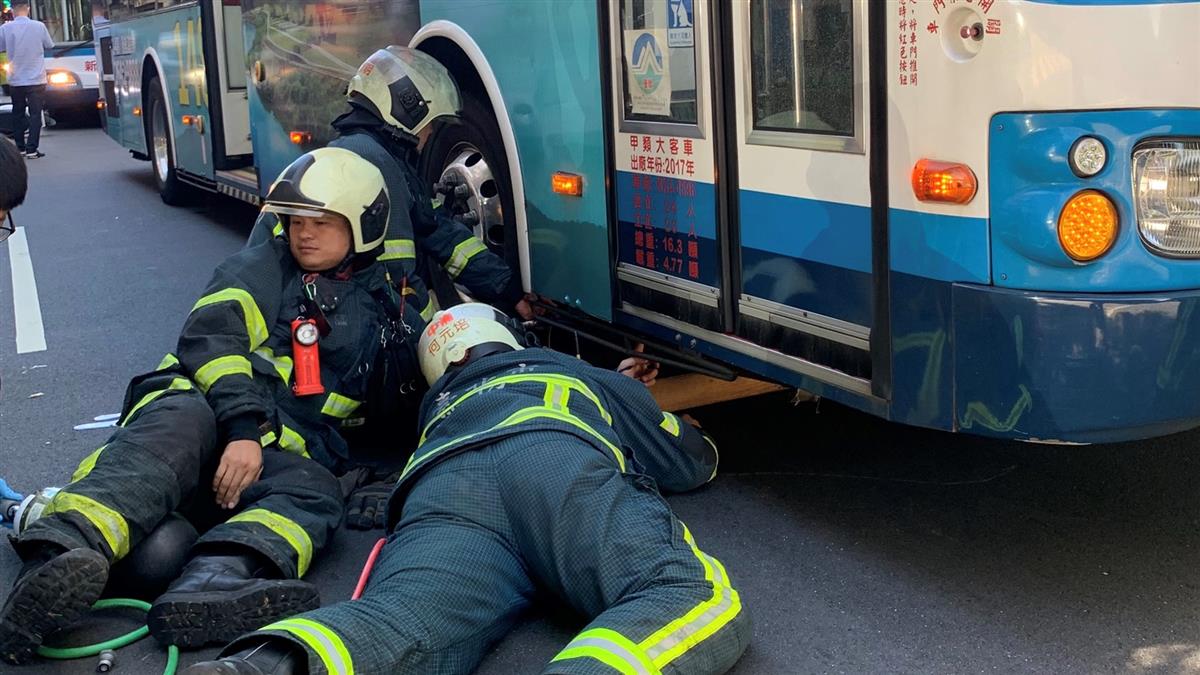 賓士突開門!騎士撞上倒地 慘捲公車輪下滿地血